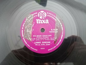 LONNIE DONEGAN THE GRAND COOLIE DAM/ NOBODY LOVES LIKE AN IRISHMAN Nixa N15129